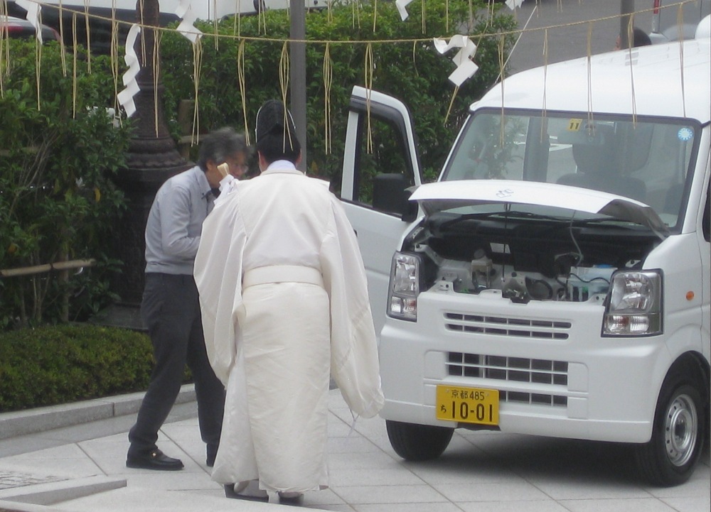 blog 5a-jKyoto-priest blessing car