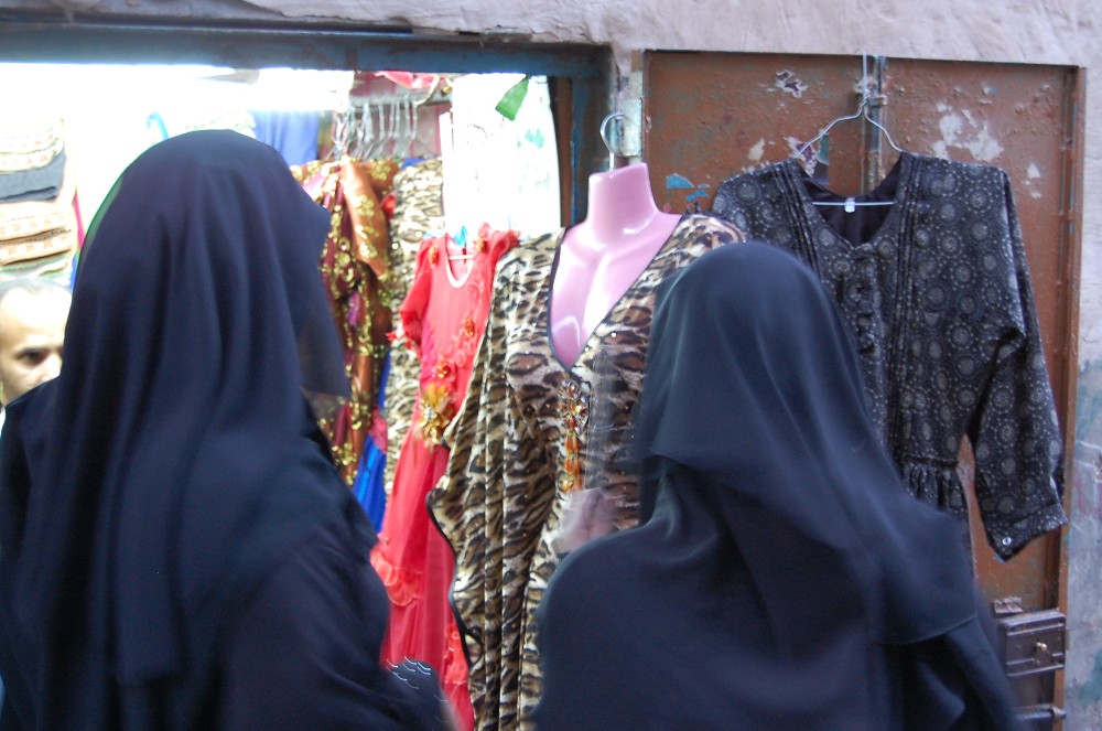 blog 32-3-Yemen-women shopping-Lillian