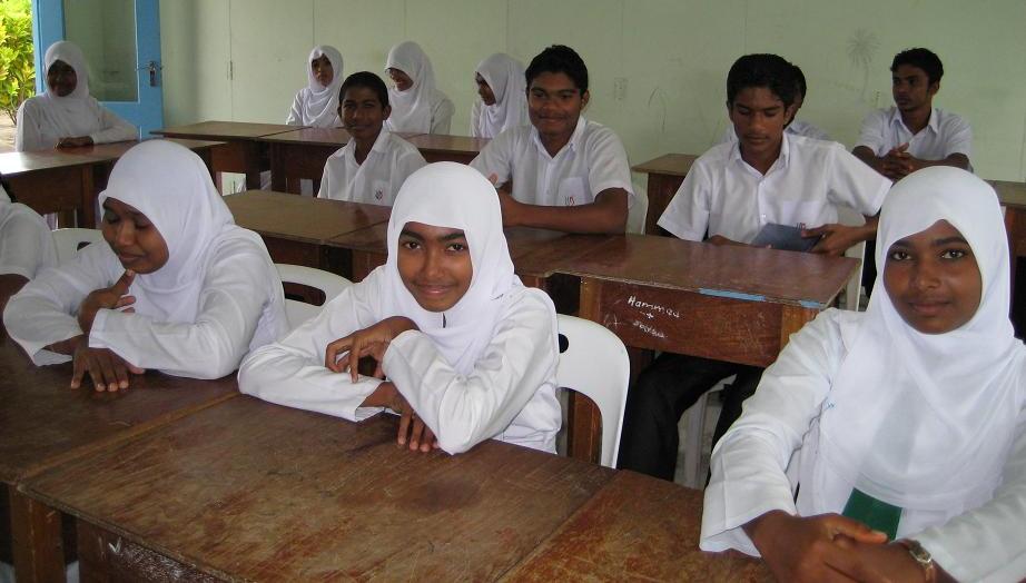 2016-8-29-Maldives-school-smiling kids-07